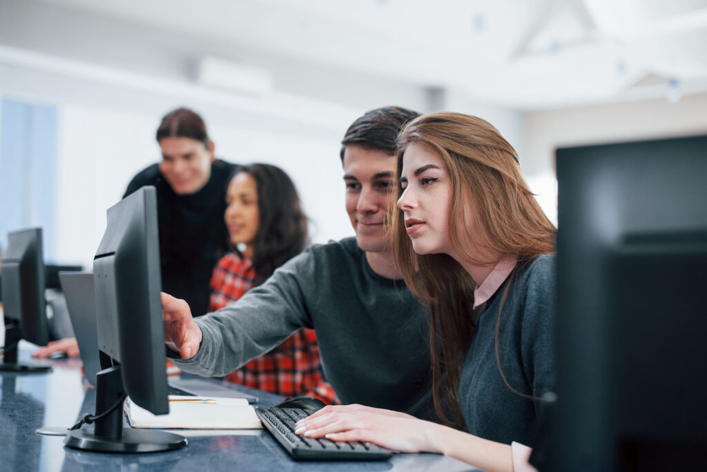On peut voir un formateur donner des conseils à une employée.
