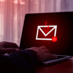 Une tentative de hameçonnage (ou phishing) est illustrée par un hameçon sur un écran d'ordinateur.