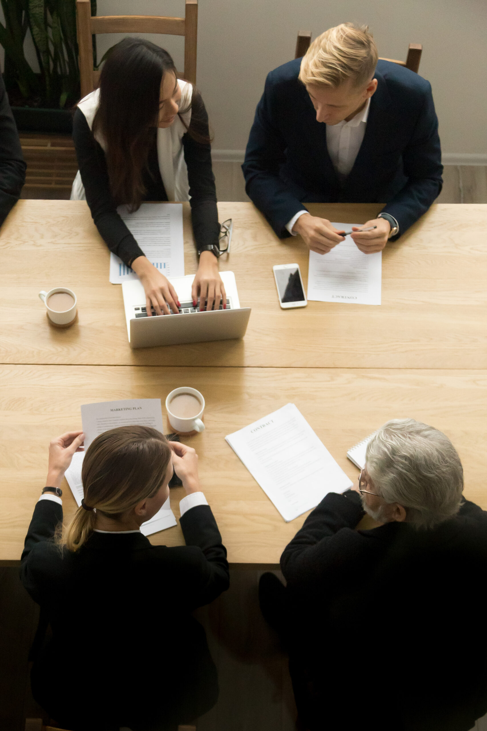 Échange en entreprise concernant le droit du travail