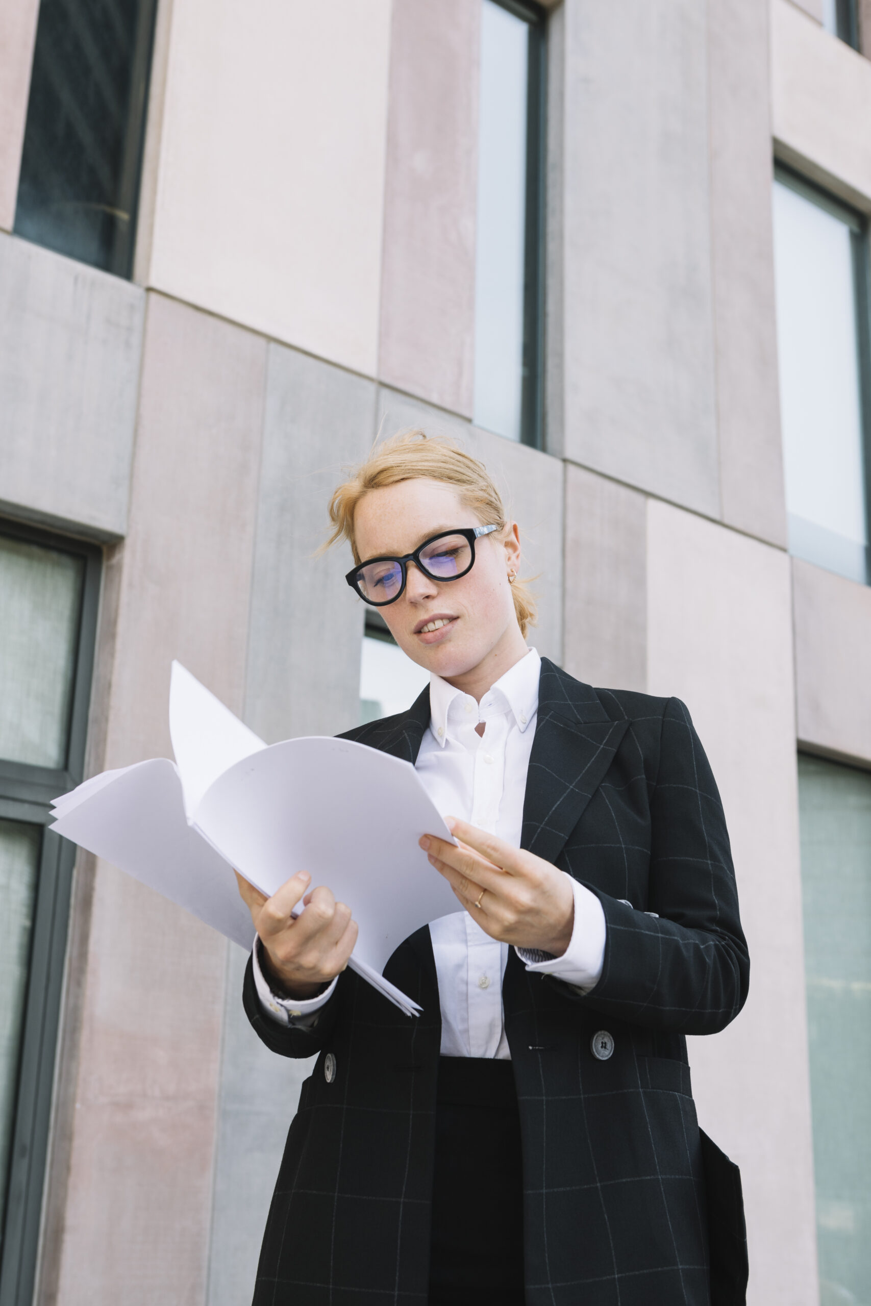 Entrepreneur au Luxembourg qui consulte des dossiers de droit