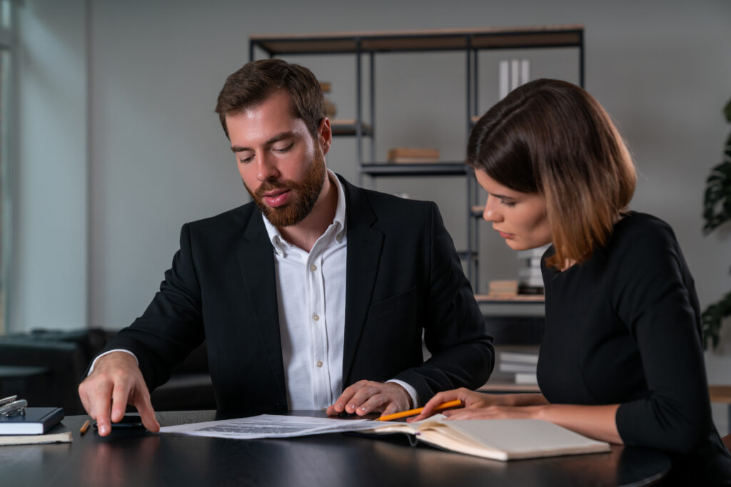 Un avocat représente une cliente en contentieux
