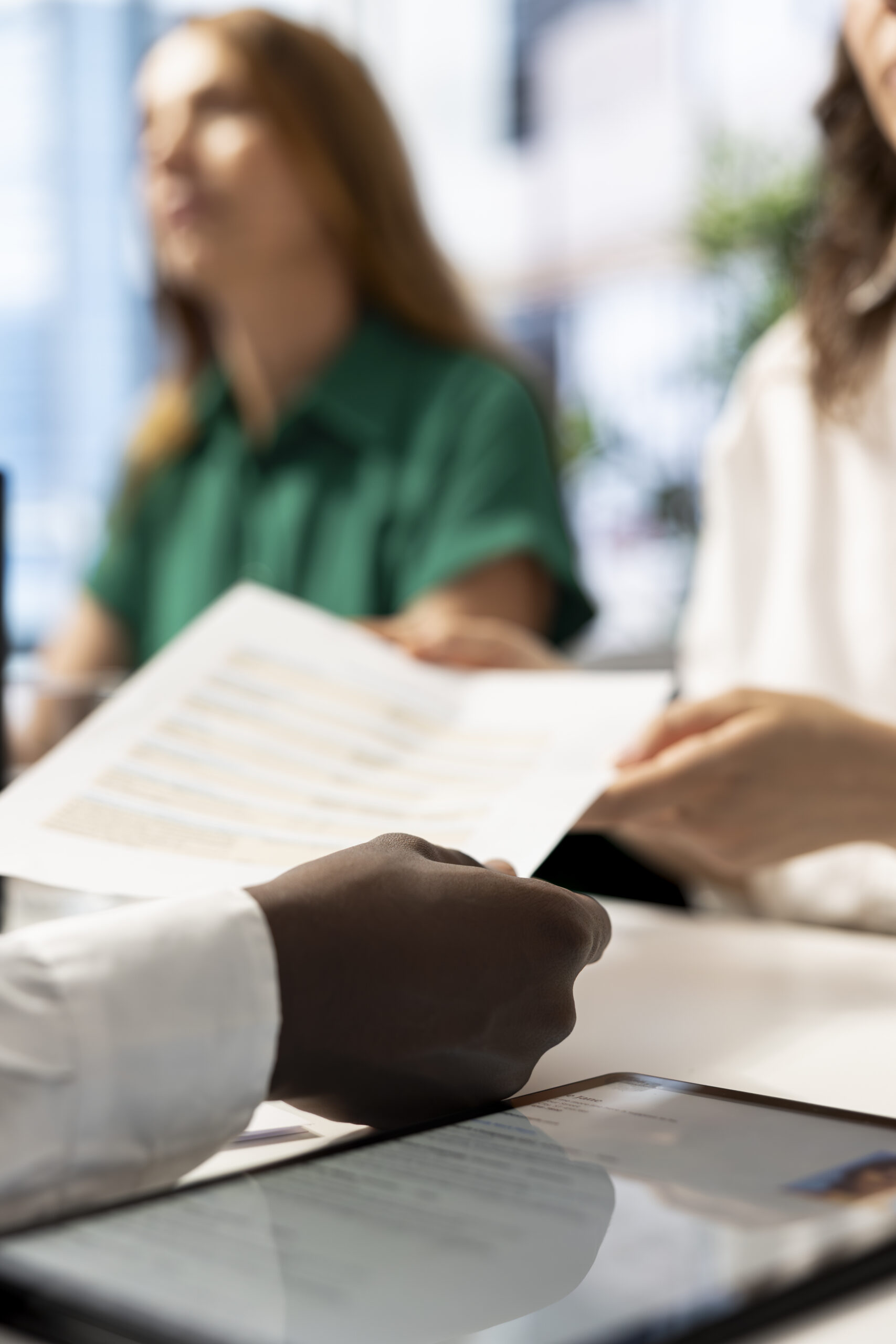 Les parties prenantes échangent des documents