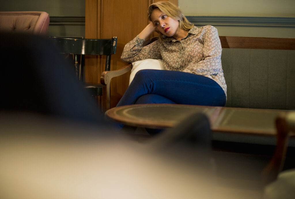 Une femme souhaite demander des conseils pour un divorce