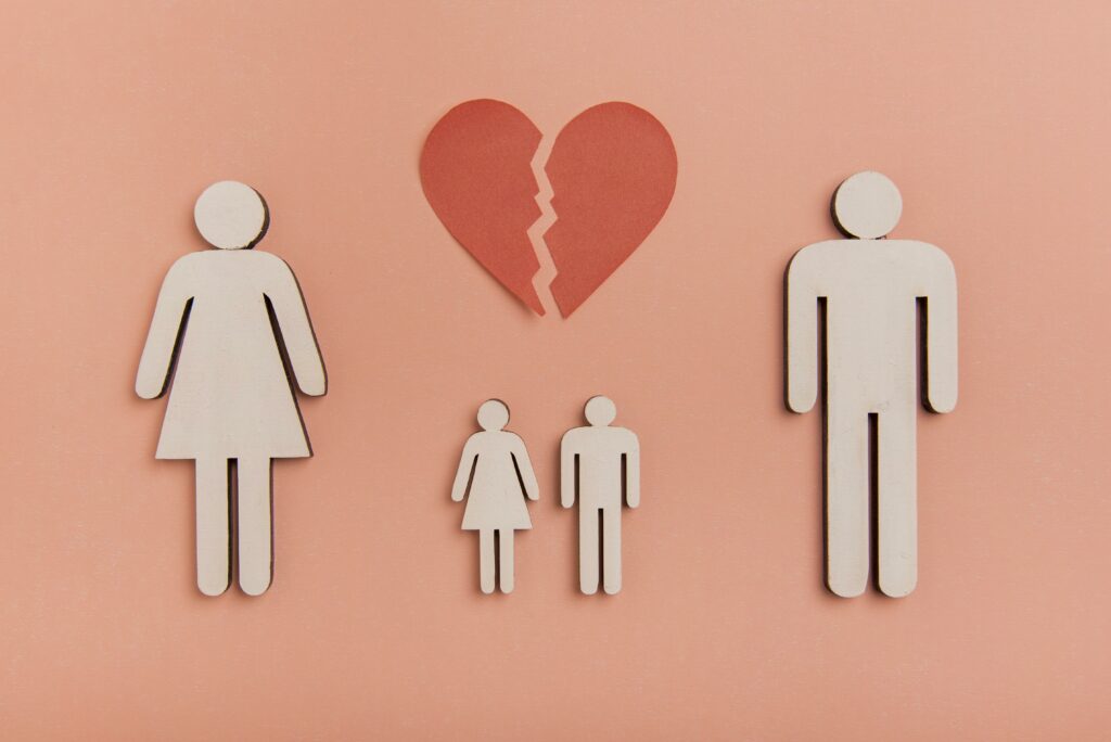 Image présentant un couple qui se séparer avec ses enfants