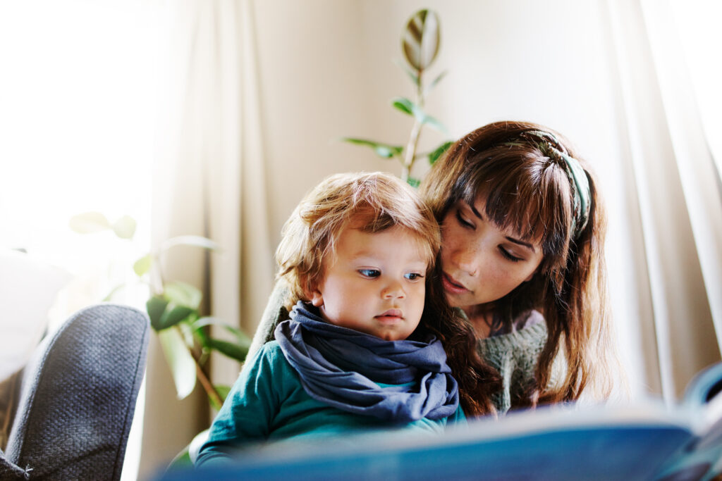 Une femme et son enfant lisent un livre